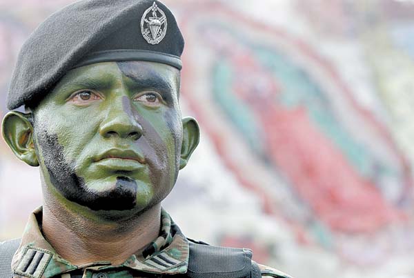 Algunos se camuflaron el rostro con un fondo verde a fin de resaltar un mapa de la República Mexicana. 