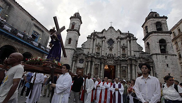 Católicos cubanos celebran el Vía Crucis ante la catedral de La Habana