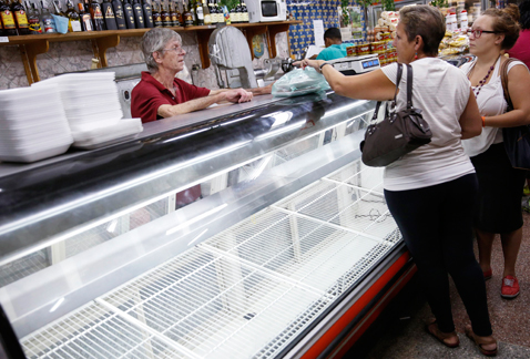 Debido a que el gobierno suspendió el pago a importadores, hay escasez de productos básicos en Venezuela.