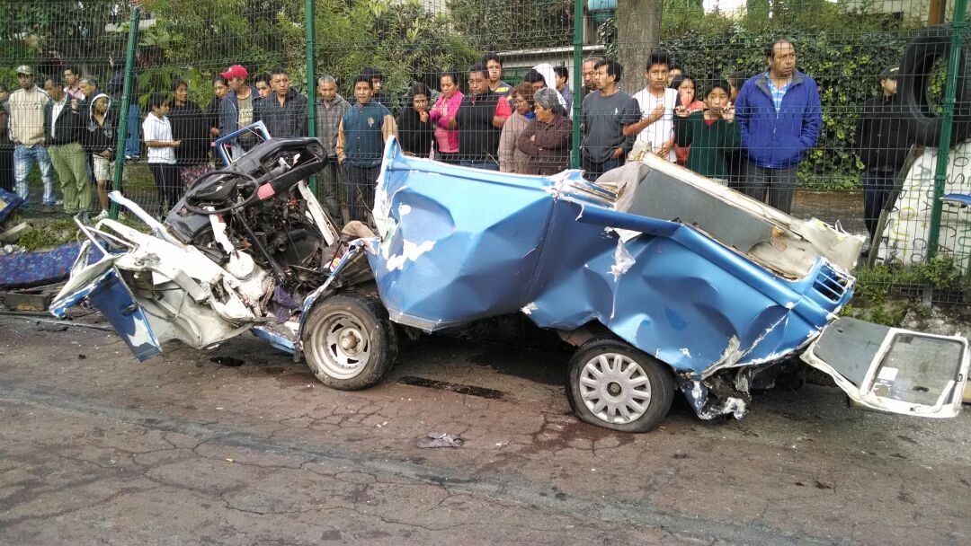La combi quedó destrozada debido al impacto.