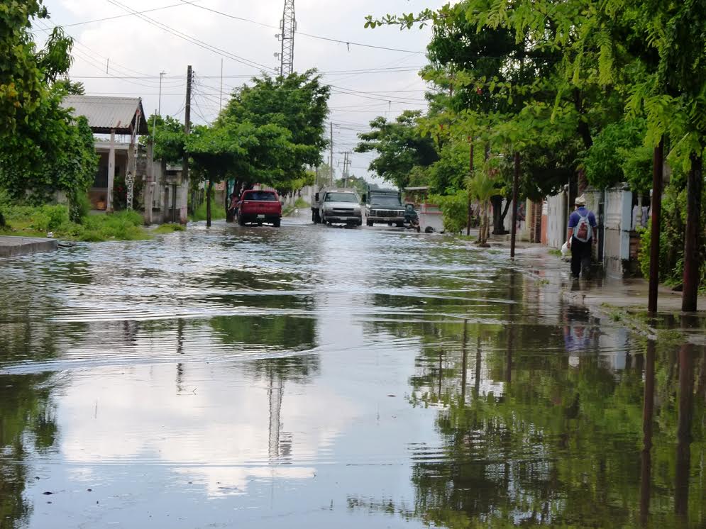 Los drenajes colapsaron tras la torrencial lluvia.