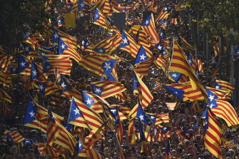 Un mar de banderas independentistas es ondeado por los manifestantes catalanes en la Gran Vía de Barcelona