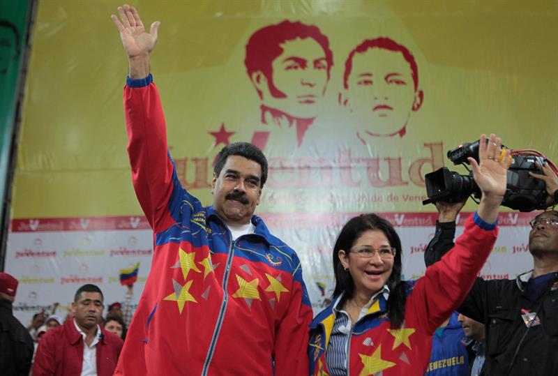 Nicolás Maduro, y a su esposa Cilia Flores, durante un acto con el sector juvenil del Partido Socialista Unido (PSUV), en Caracas 