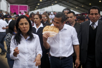 Ollanta Humala (d) y su esposa, Nadine Heredia, en un reciente evento popular en Perú