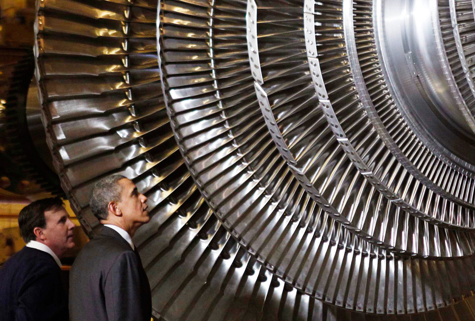 El presidente Barack Obama, y el gerente de planta de General Electric, Kevin Sharkey, visitan una fábrica de turbinas en Nueva York.
