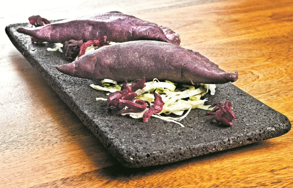 Quesadillas de flor de Jamaica en tortilla de maíz morado.