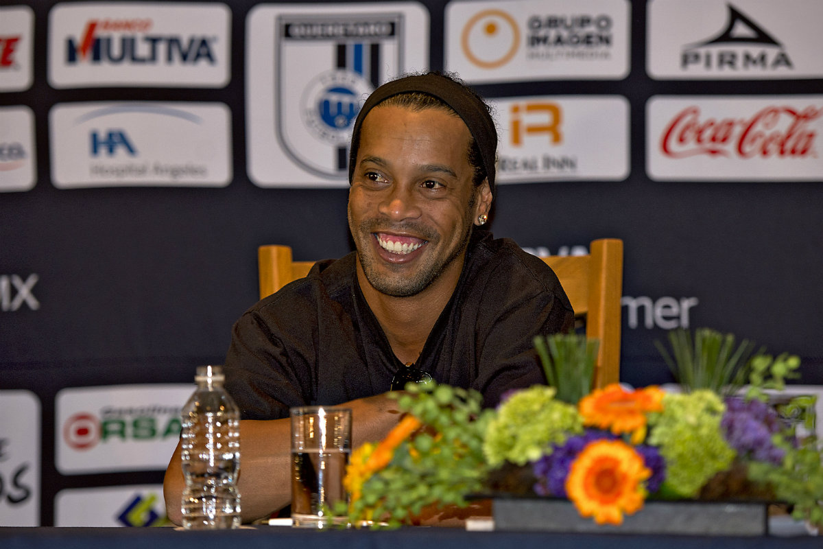 Ronaldinho llega a la Ciudad de México para su presentación 
