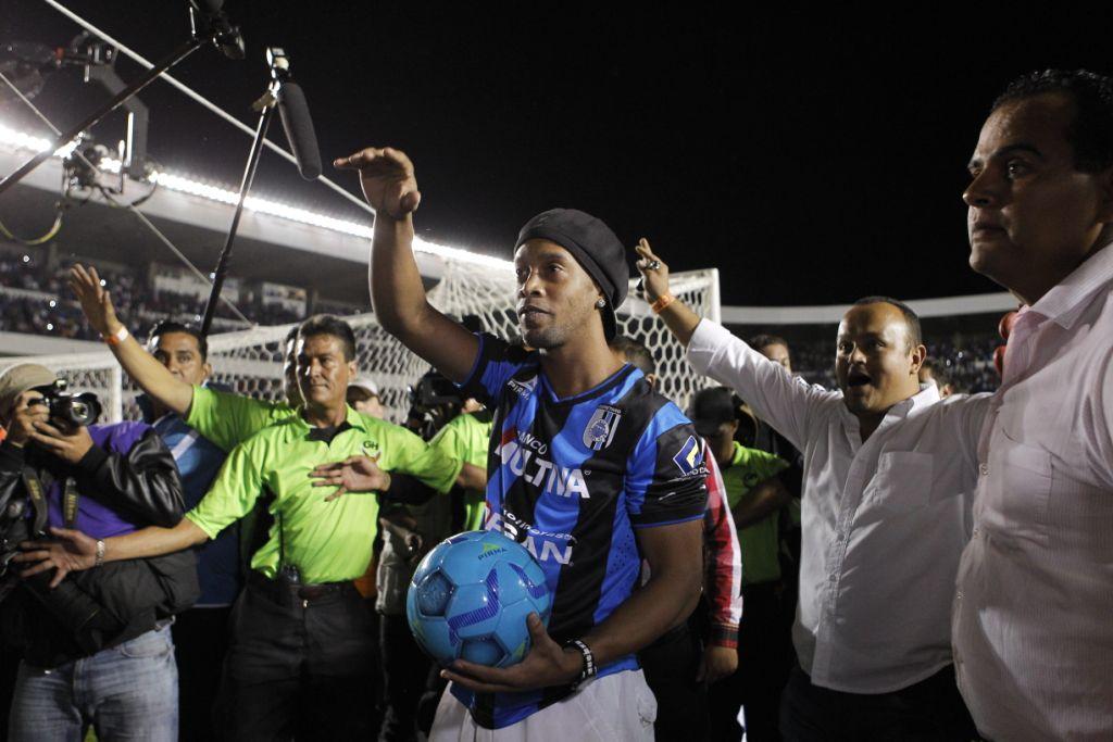 Ronaldinho fue presentado a la afición en el medio tiempo del partido entre Querétaro y Puebla en el Estadio Corregidora.