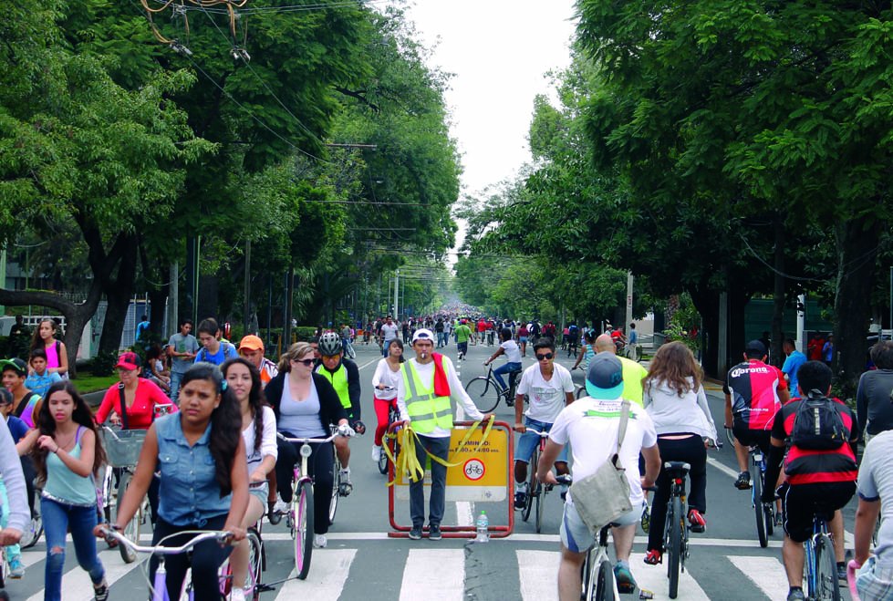 Cada semana se dan cita cerca de 190 mil personas que recorren las calles caminando, en bicicleta, patines, patineta o con el perro