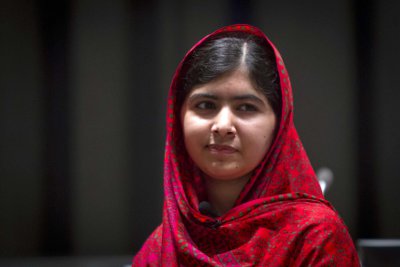 Los talibanes abrieron fuego contra Malala y varios de sus compañeros en octubre de 2012, cuando se encontraban en un minibús a la salida de Mingora, 