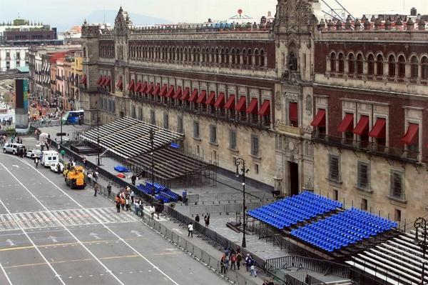 La tarde de este viernes fueron colocadas gradas en la plancha del Zócalo para comodidad de los asistentes a las festividades.