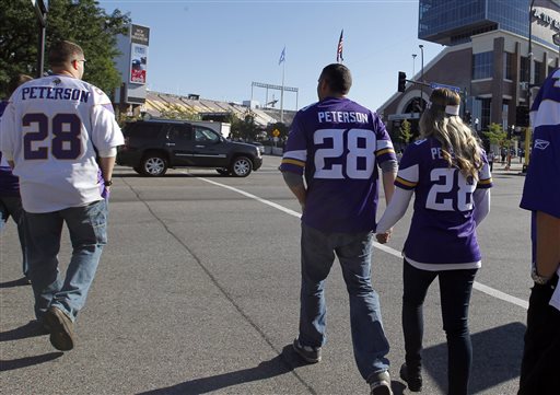 Aficionados con la playera de Peterson 