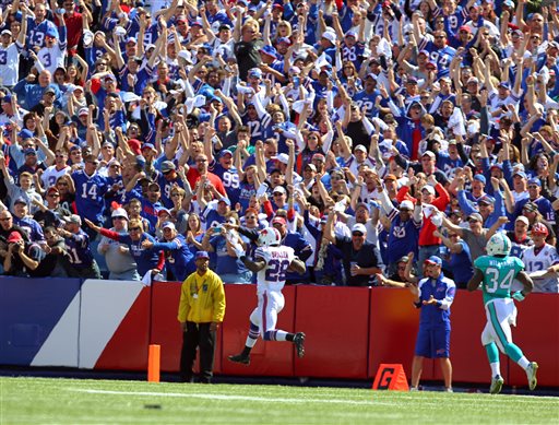 C.J. Spiller festeja con su gente 