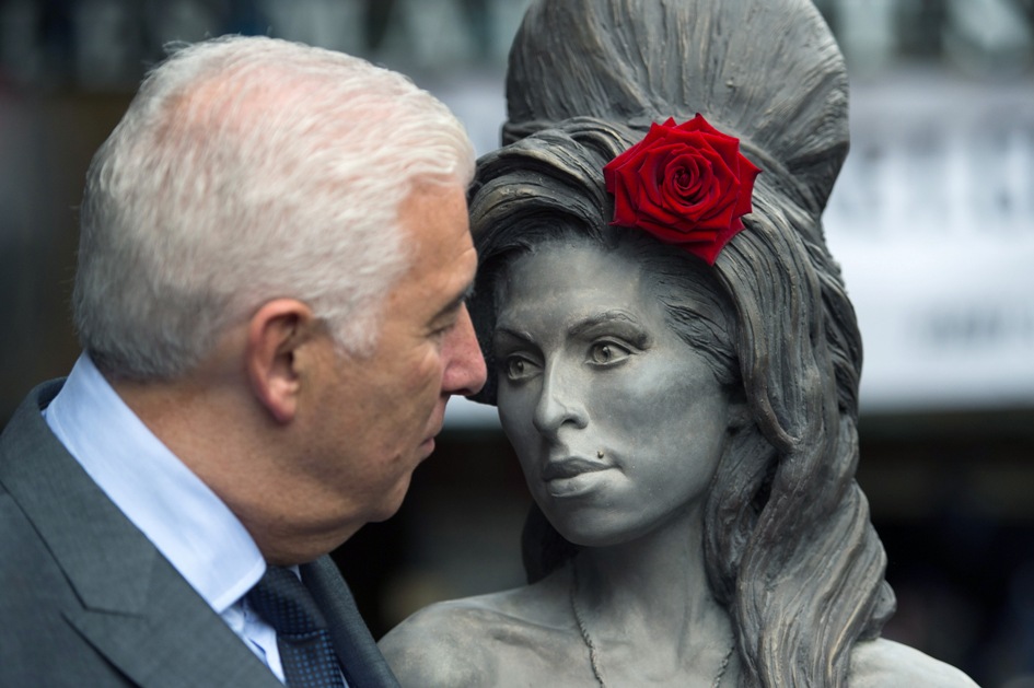 Mith Winehouse, padre de la cantante, posa junto a la estatua de su hija. 