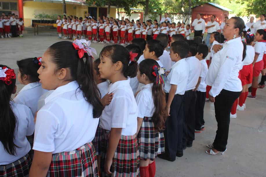 No todos los planteles de secundaria desfilarán.