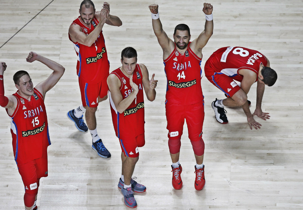 Selección de Serbia celebrando pase a la final 