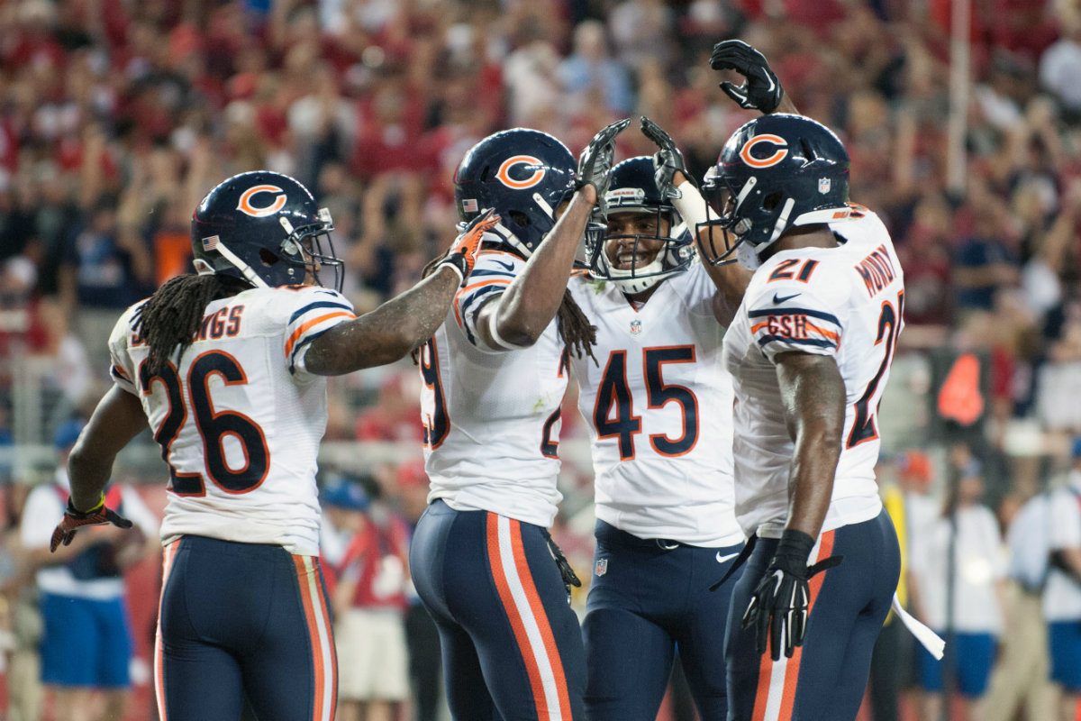  Tim Jennings celebra con  Danny McCray y  Brock Vereen 