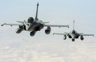 Dos cazas Rafale franceses sobrevuelan Irak en un vuelo de reconocimiento antes de volver a la base de Al-Dhafra, en los Emiratos Árabes Unidos