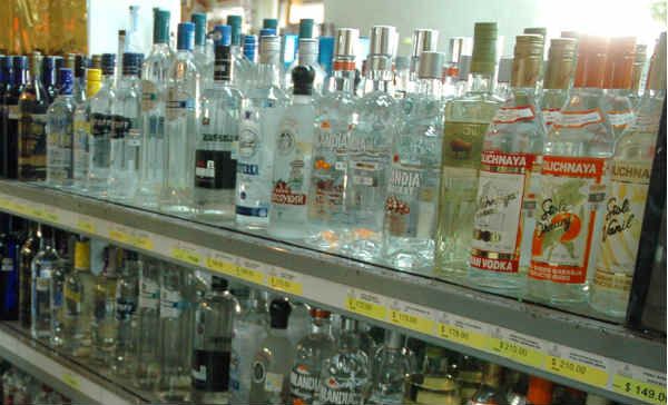 La Cofepris indica que el 45 por ciento del alcohol que se consume en México está adulterado.