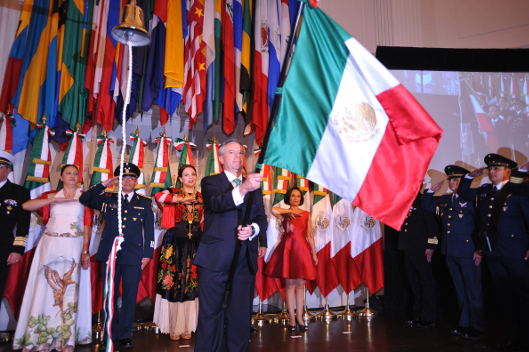 El embajador de México en Estados Unidos, Eduardo Medina Mora, encabeza la celebración en Washington.