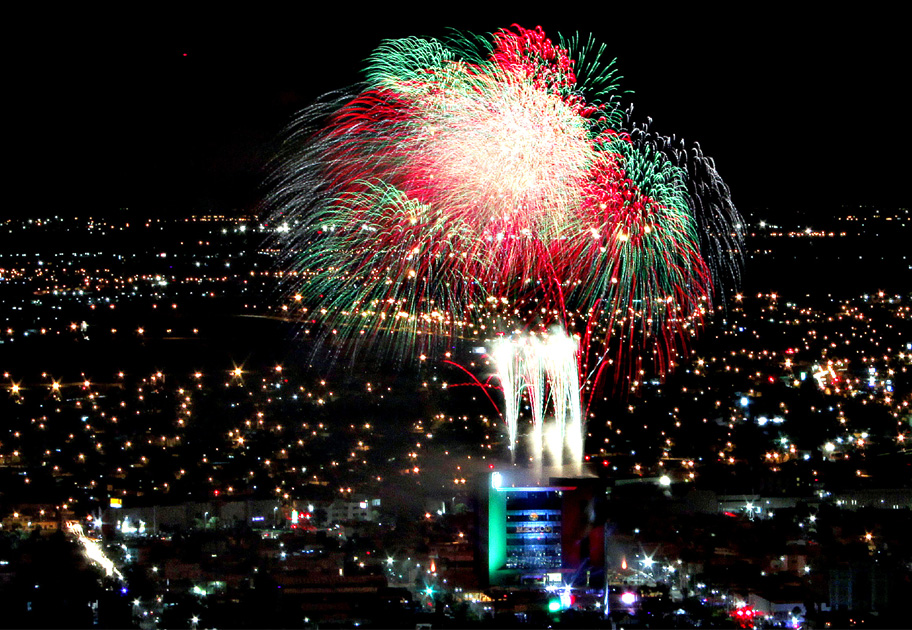 Espectáculo de fuegos artificiales en la Plaza Mayor de Torreón