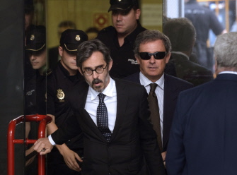 Jordi Pujol i Ferrusola (c-d, con gafas negras), abandona junto a su abogado (c-i) la Audiencia Nacional en Madrid después de declarar