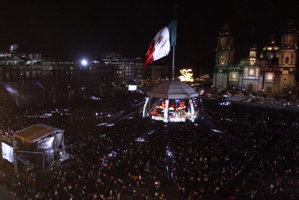 Miles de personas ya se dieron cita en el Zócalo para el Grito de Independencia.
