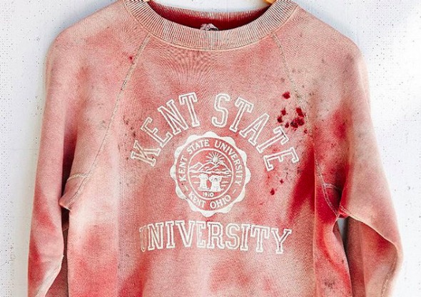 Una sudadera con manchas de sangre recuerda el tiroteo en la universidad Kent State en 1970.