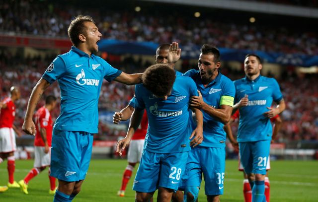 Axel Witsel y el Zenit festejan uno de los goles frente al Benfica