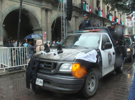 Unas decena de patrullas con sirena abierta, irrumpieron al desfile logrando cruzar hasta la zona de la plancha del Zócalo de Oaxaca. 