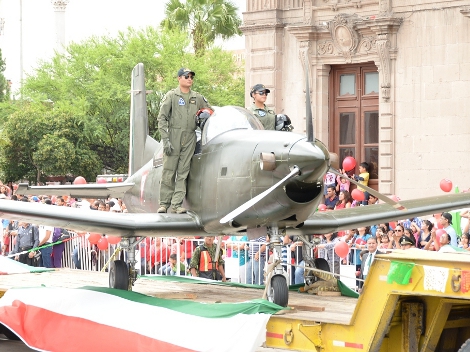 En el desfile participaron aviones de combate y los helicópteros de la Fuerza Aérea.
