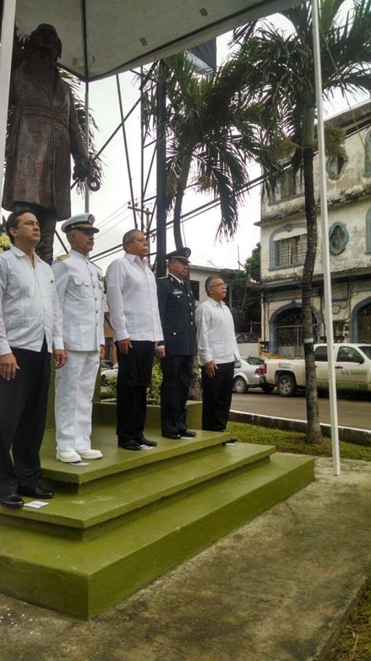 Guardia de honor en el monumento a Miguel Hidalgo.