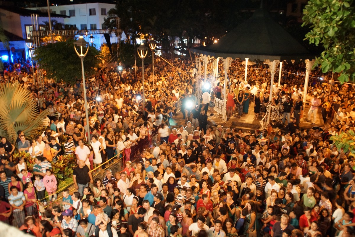 La plaza de Armas vallartense lució llena durante los festejos patrios 