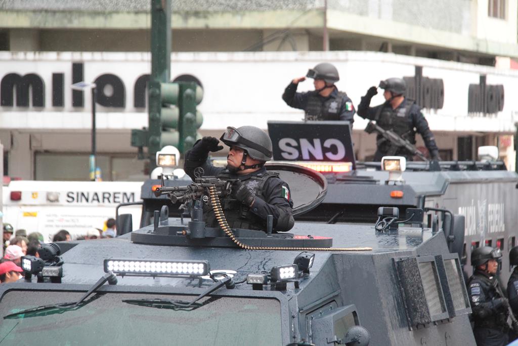 Los vehículos fuertemente armados, transportaban a los elementos de seguridad a modo de comparsa.