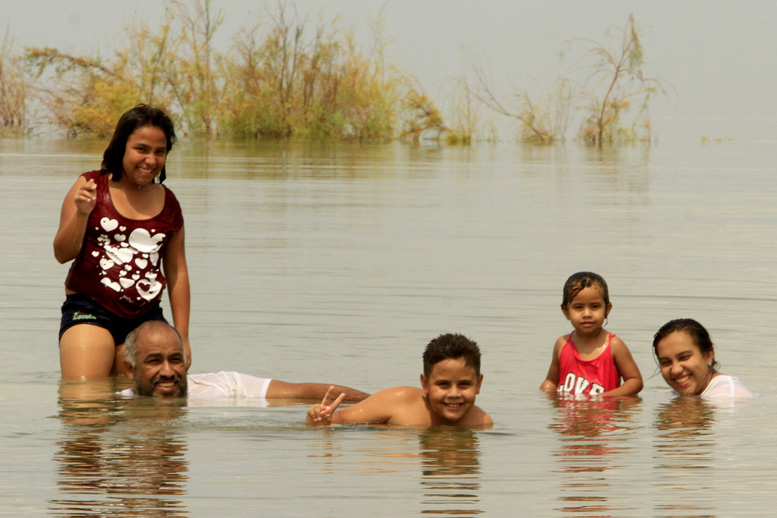 Algunas personas aprovecharon el asueto para refrescarse en la presa.