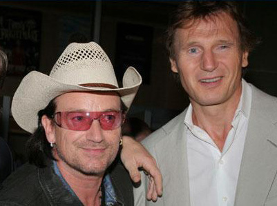 Bono junto a Liam Neeson. 