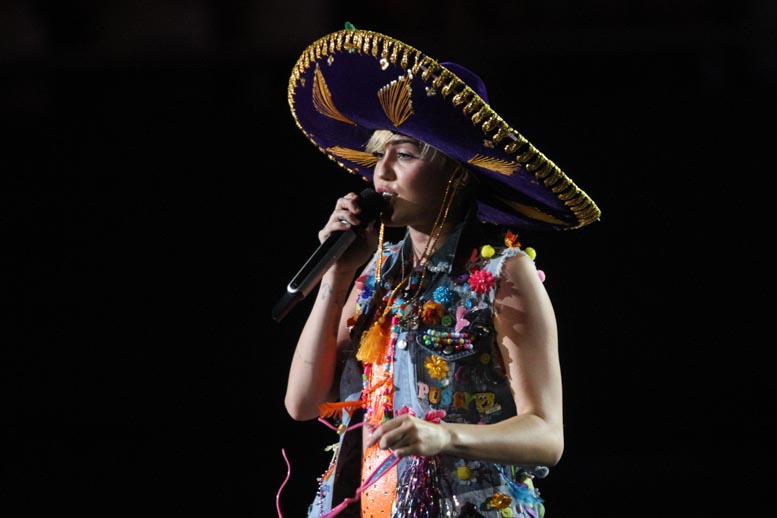 Con sombrero charro.