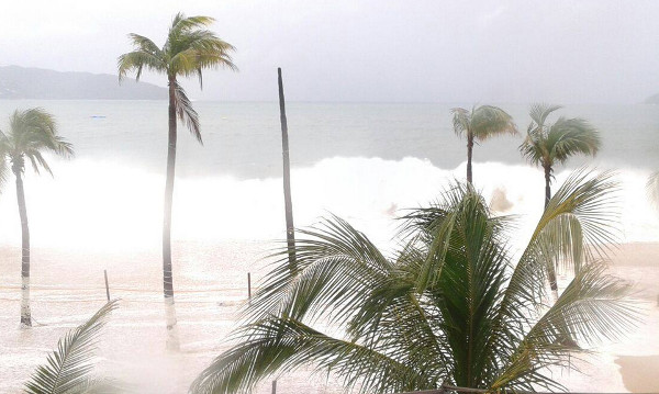 La Conagua informó que por la tormenta tropical 'Polo', que se convertirá en huracán en unas horas, se registra oleaje alto de dos a tres metros de al