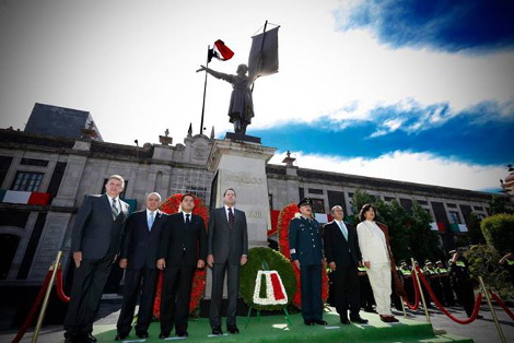 El gobernador depositó una ofrenda floral y montó guardia de honor frente al monumento a Miguel Hidalgo y Costilla, en la Plaza de los Mártires.