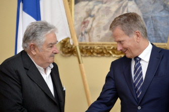 José Mujica, con el presidente de Finlandia, Sauli Niinistoe (d), hoy en Helsinki 