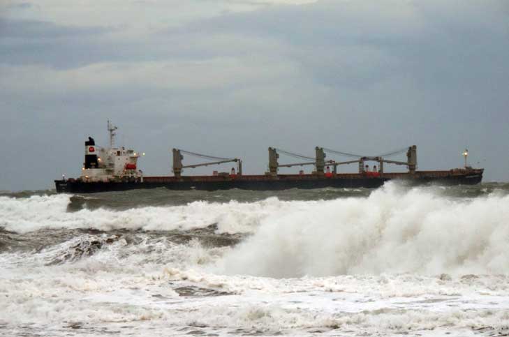 La embarcación encalló desde las 17:00 horas en el puerto michoacano.