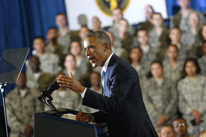 Obama se dirige a los medios durante una visita a la sede del Mando Central, hoy en la base aérea de MacDill en Tampa, Florida 