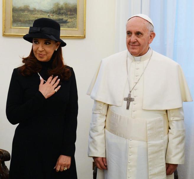 El papa Francisco y la presidenta argentina, Cristina Fernández (i), durante su encuentro de 2013 en El Vaticano