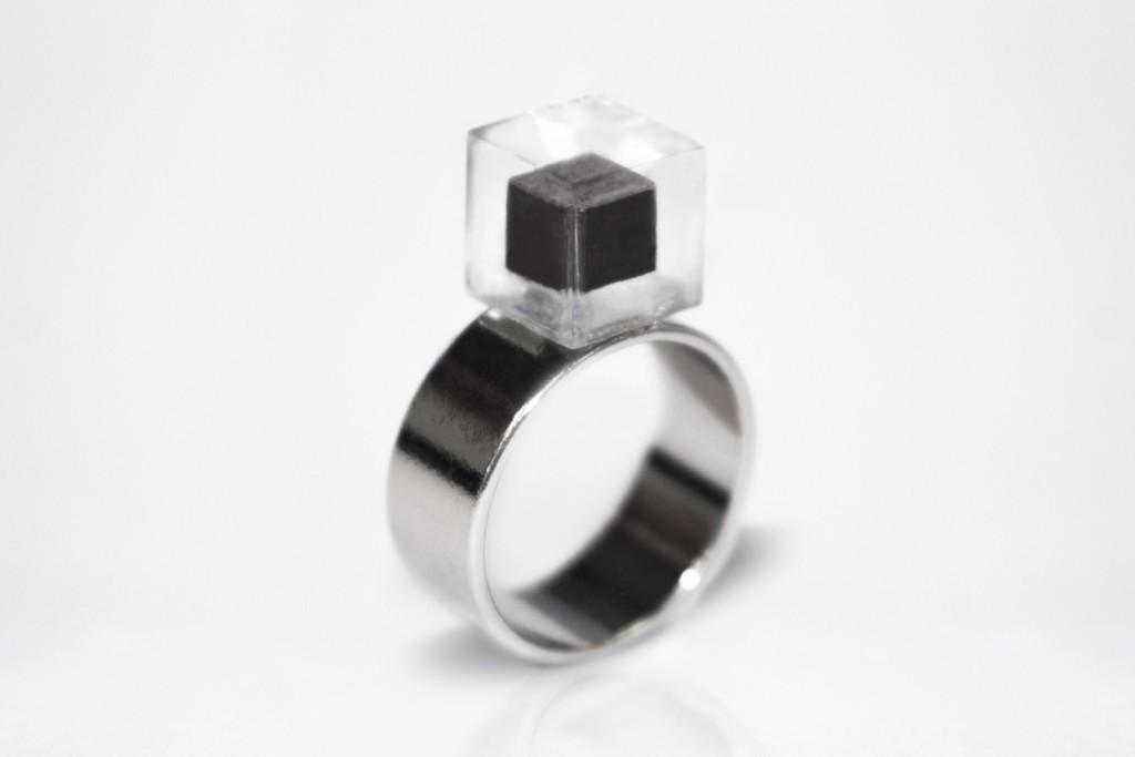 Uno de los anillos tendrá un cubito de hollín dentro de una piedra transparente