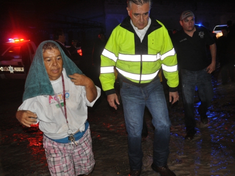 El alcalde Enrique Serrano Escobar, recorre calles juarences.