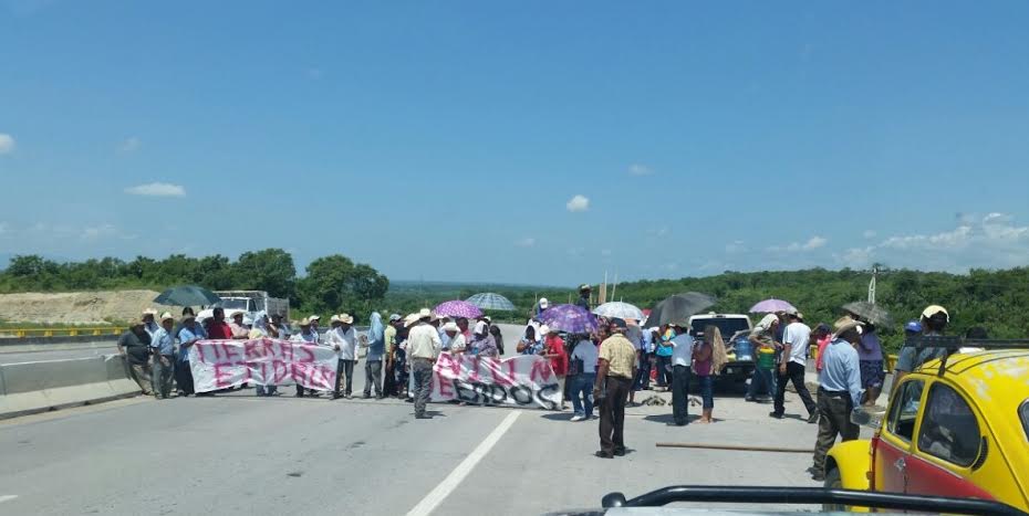 Bloquean carretera