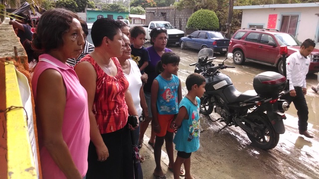 Los colonos acudieron a entregar el remozamiento de de la primaria "Manuel Valero del Hoyo".