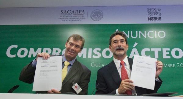 Marco Moesgen, de Nestlé, y Francisco Gurría de Sagarpa, firmaron el convenio para la inversión.