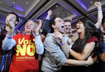 Partidarios de la unión con el Reino Unido celebran los resultados que anticipan la victoria del "no" en un evento en Glasgow