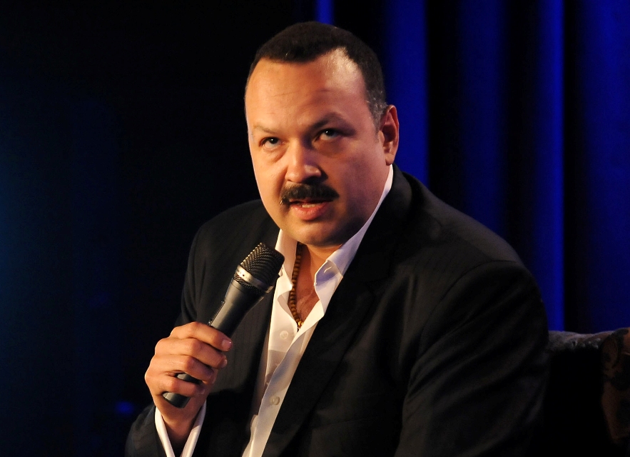Pepe Aguilar vistió un traje de mariachi. 